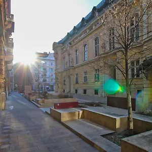 Cosy - Cheerful In The Center Apartman